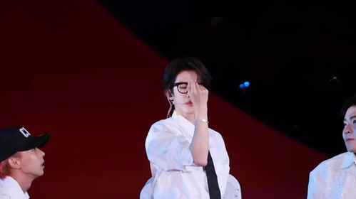 雨中綻放的藝術(shù)詩篇 劉宇在《時尚芭莎》夏日聊愈音樂企劃中的撐傘男高舞臺直拍