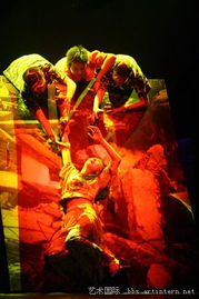 以針線為祭，以舞臺為碑 梁明玉與她的5.12舞臺藝術造型